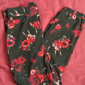 GUESS Black Floral Leggings with Red Poppy Print